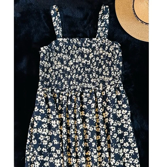 Ingrid & Isabel Maternity Smocked Flower Sundress w/ Pockets Black & Cream Small - Picture 2 of 7